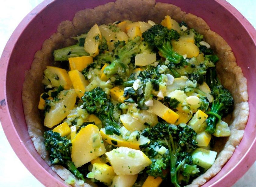 1. Этап. Квише с овощной начинкой: Выложите на подготовленную песочную основу овощную смесь.