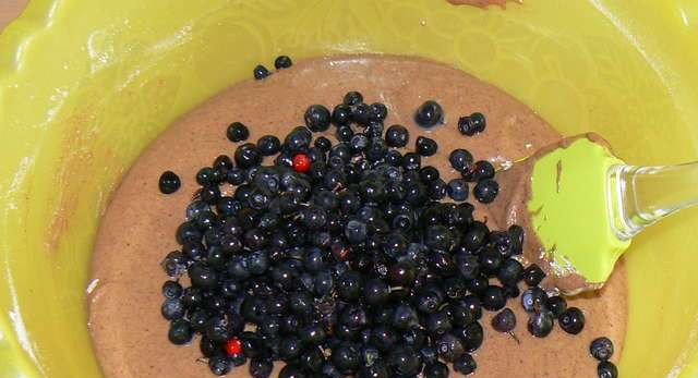 1. Этап. Черничные кексики: 4. Отправляем в тесто чернику и перемешиваем массу снова. Тем временем смазываем формы для выпекания растительным маслом и разогреваем духовку до 180 градусов.