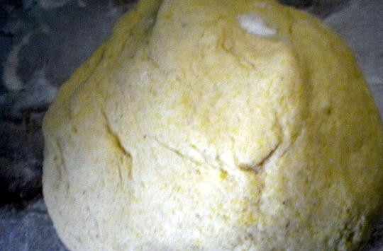 1. Этап. Лепешка для бурито: Замесите тесто, сделайте из него шар.