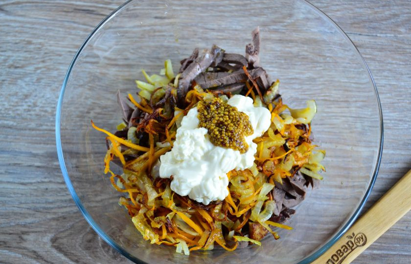 1. Этап. Салат из сердца с морковью и луком: Добавьте майонез и дижонскую горчицу.