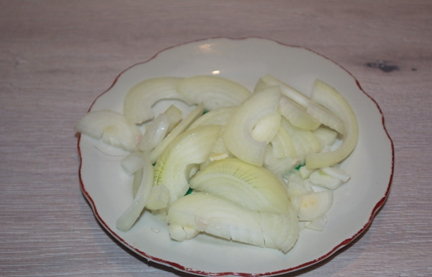 1. Этап. Ньокки с мясным соусом: 7. Для соуса нарезаем репчатый лук полукольцами.