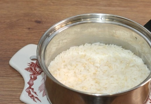 1. Этап. А-ля роллы с рыбой, сыром и авокадо: 2. Рис промываем и отвариваем до готовности.