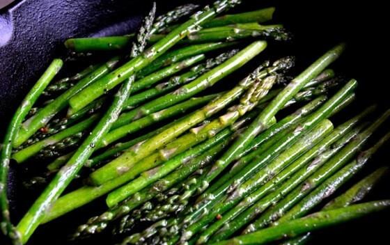 1. Этап. Нисуаз с лососем: Отварите молодую картошку до готовности, спаржу пассеруйте в растительном масле, можете посолить и поперчить. Не стоит долго готовить спаржу, она должна оставаться хрустящей, а не стать мягкой.