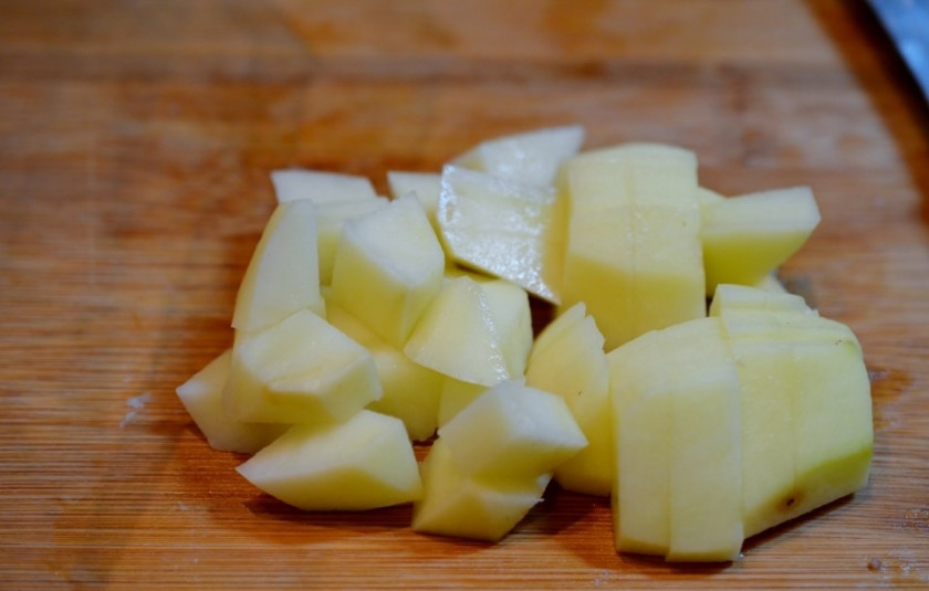 1. Этап. Суп Бозбаш классический: Картофель нарежьте кубиками и добавьте в кипящий бульон.