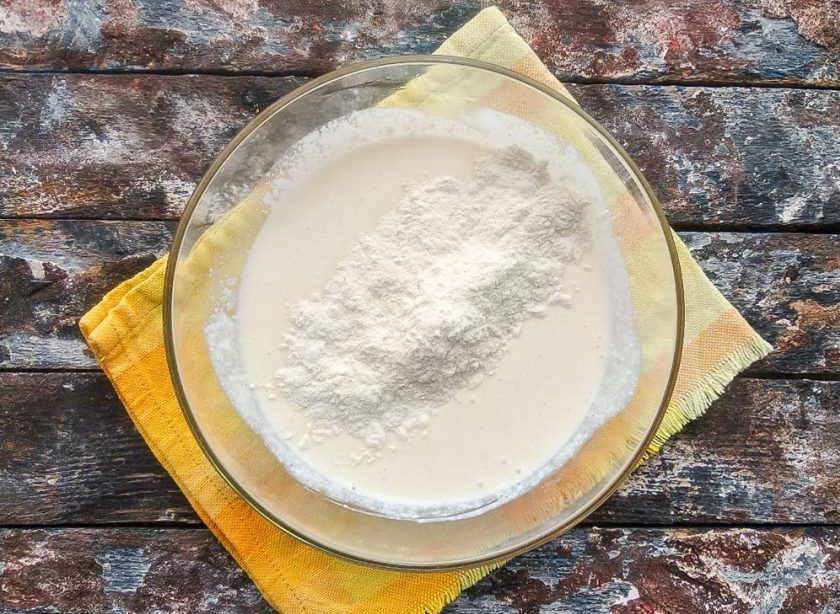 1. Этап. Творожная запеканка с печеньем: Добавьте просеянную муку и хорошо перемешайте.