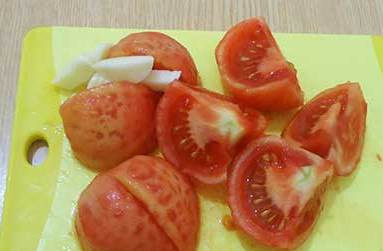 1. Этап. Узбекская шурпа из говядины: Очищаем картофель, режем его крупно (можно замочить в воде), помидоры очищаем от шкуры и режем на 4 части. Чистим чеснок. Мелко нарезаем болгарский перец.