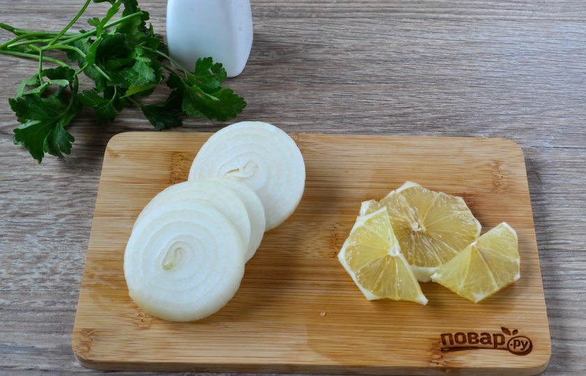 1. Этап. Запеченная скумбрия с луком и лимоном: 3. Луковицу порежьте на кружочки толщиной в 5 мм. Лимон порежьте тонкими дольками.