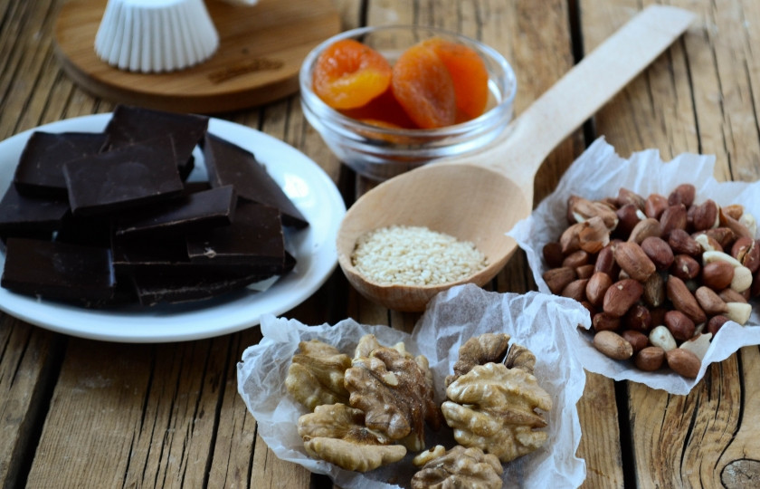 1. Этап. Полезные конфеты (стоит попробовать!): Подготовьте все необходимые ингредиенты. Грецкие орехи и арахис покупайте жаренные или же поджарьте в духовке (при температуре 180 градусов не более 5 минут).