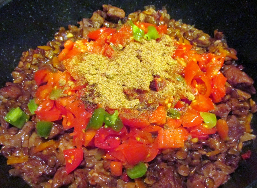 1. Этап. Баранина фермерская: 4. Когда чечевица уже смягчится, - добавляем помидоры и специи на ваш вкус.