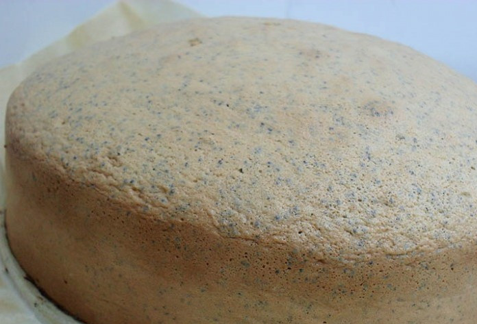 1. Этап. Торт Царица Эстер: Тесто заливаем в форму для выпекания и отправляем выпекаться в разогретую до 200 градусов духовку на 7-8 минут.