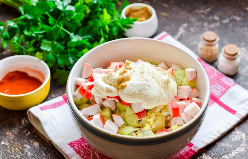 1. Этап. Салат с семгой и крабовыми палочками: Заправьте салат майонезом, добавьте немного горчицы, соль и перец по вкусу. Перемешайте салат и подавайте к столу.