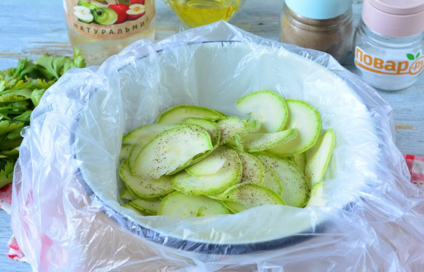 1. Этап. Быстрая засолка кабачков в пакете: Выложите кабачки в пакет, всыпьте соль и черный перец.