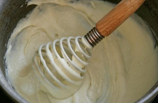 1. Этап. Рулет с семгой и зеленью: Технология непростая, поэтому вчитывайтесь в текст :) Берем сотейник, растапливаем в нем сливочное масло. Затем кладем в масло муку и быстро перемешиваем венчиком. Затем тонкой струйкой вливаем молоко и, помешивая, варим на медленном огне до загустения.