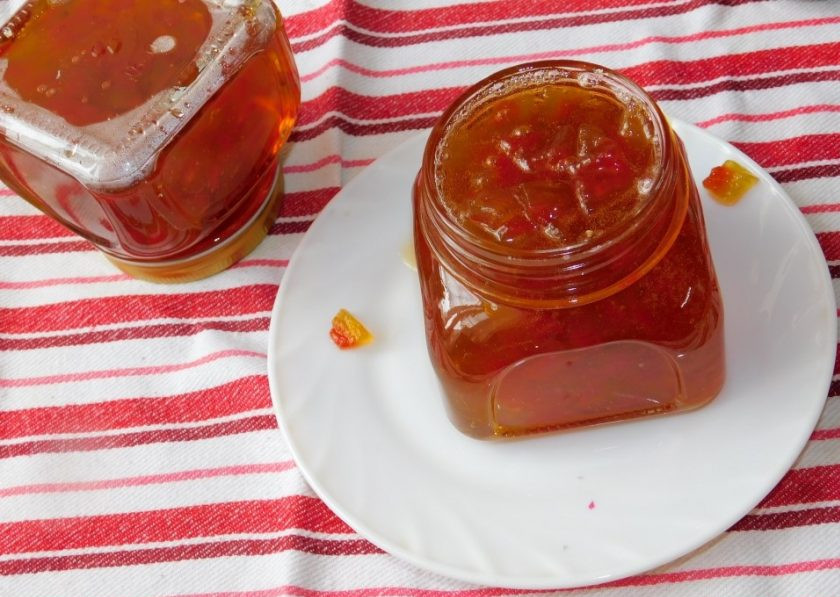 1. Этап. Варенье из арбузных корок с цитрусами: Разлейте варенье по стерильным банкам и закройте крышками. Укутайте одеялом и оставьте до полного остывания.