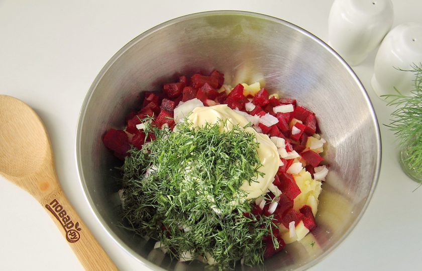 1. Этап. Салат Несвижский: Добавьте к нарезанным ингредиентам майонез, зелень и соль по вкусу.