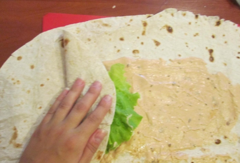 1. Этап. Лаваш в дорогу: 6. Сворачиваю лаваш конвертом, чтобы не выпала начинка.