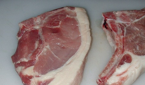 1. Этап. Мясо по-южному: 1. Это простой рецепт мяса по-южному, приготовление которого требует минимум усилий. Мясо вымыть и просушить. Нарезать порционными кусочками. Посолить и поперчить по вкусу.