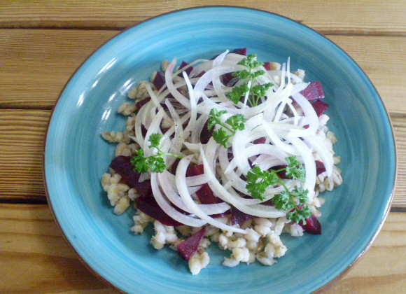 1. Этап. Салат к котлетам: 7. На свеклу - репчатый лук, зелень.