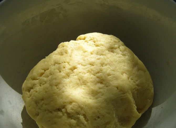 1. Этап. Мутаки: Далее начинаем понемногу всыпать третий стакан муки, нам необходимо замесить густое эластичное и мягкое тесто.