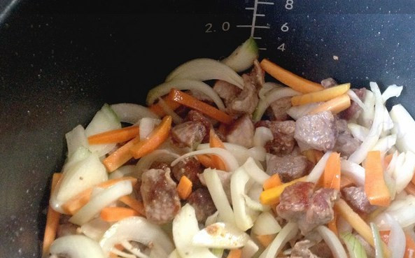 1. Этап. Плов из бурого риса: Добавляем порезанный мелко лук и морковь порезанную соломкой. Готовим еще 5 минут.