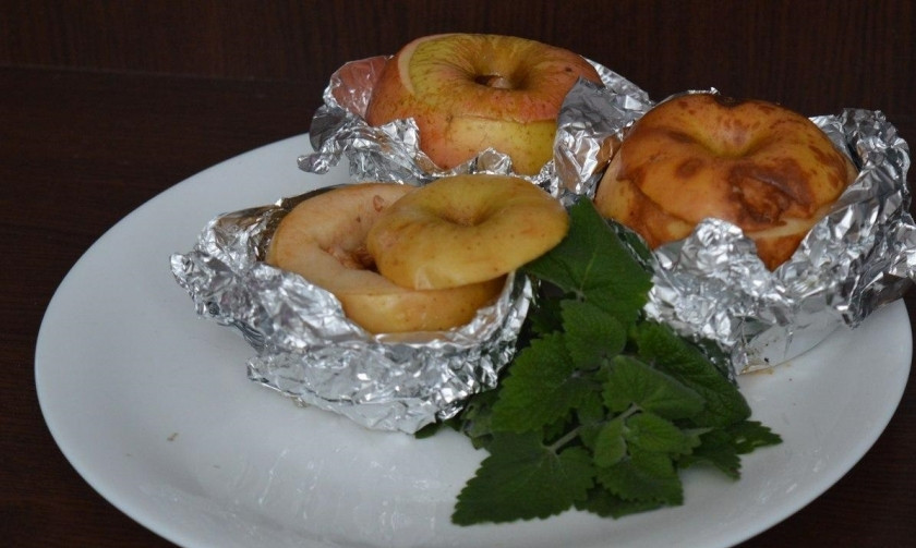 1. Этап. Диетический десерт из яблок: 5. Достаю яблоки из духовки и аккуратно перекладываю их на тарелку, сразу не убираю фольгу, оставляю так на 5 минут.