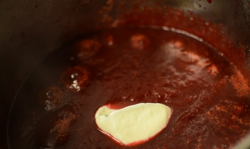 1. Этап. Суп-пюре из свеклы: После пяти минут кипения добавьте сметану, мёд, лимонный сок и специи (тмин, соль и перец).