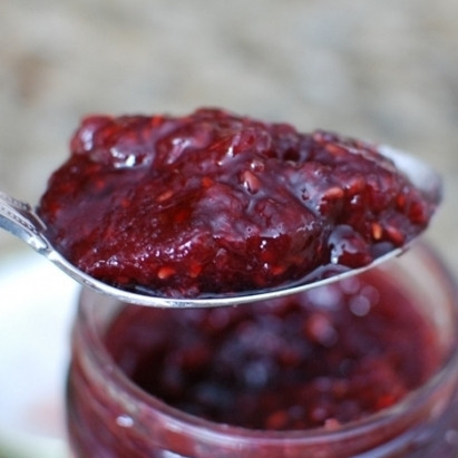 1. Этап. Медовое масло: Собственно, медовое масло готово, однако мы придадим ему еще одну вкусовую нотку. Берем варенье - я рекомендую малиновое.