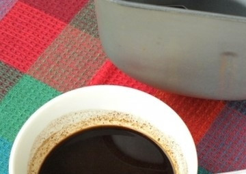 1. Этап. Бородинский хлеб в хлебопечке Панасоник: 1. Первым шагом на пути приготовления бородинского хлеба в хлебопечке будет процесс заваривания солода. Именно при помощи такого солода раскроются богатый аромат и насыщенный вкус готовой выпечки. Насыпьте солод в небольшую емкость, залейте кипящей водой, перемешайте и остудите.