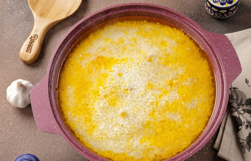 1. Этап. Плов с нутом и рисом: Разровняйте шумовкой и через шумовку налейте кипяток так, чтобы вода покрывала рис на 1-1,5 см. Сделайте максимальный огонь и дождитесь, когда жидкость будет поглощена рисом.