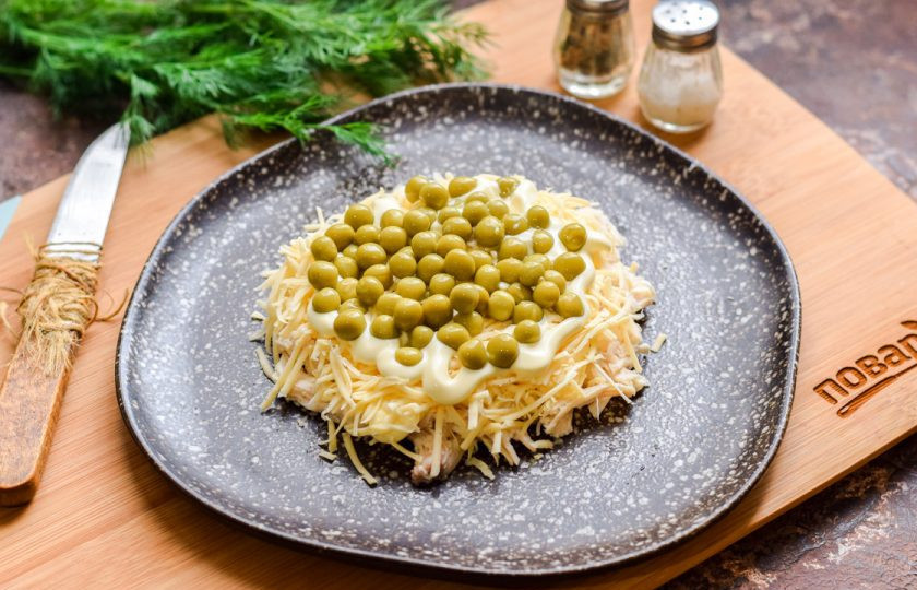 1. Этап. Слоеный салат с курицей Бычок: Следующим слоем выложите консервированный горошек.