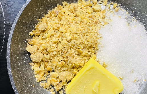 1. Этап. Хрустящие рогалики: Приготовить начинку, у меня ореховая, можно любое густое варенье… Приготовить орехи - грецкие орехи порубить ножом, добавить сахар и 20 грамм сливочного масла, обжарить чтобы все ингредиенты соединить