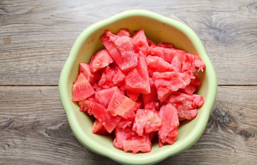 1. Этап. Коктейль из арбуза с лаймом: У арбуза удалите корки и зернышки, порежьте на кусочки.