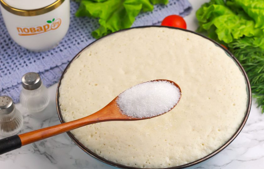 1. Этап. Кисло-сладкий хлеб: Добавьте оставшуюся половину сахарного песка или по желанию замените его цветочным медом.