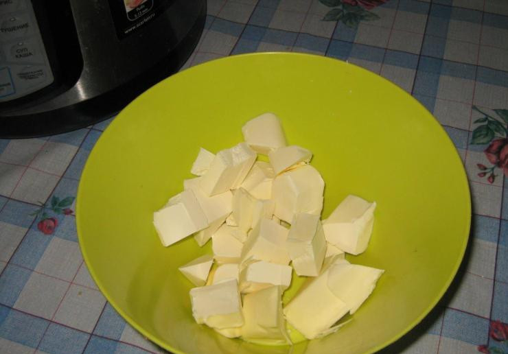 1. Этап. Пирог со смородиной в мультиварке: Для начала нарезаем маргарин на небольшие кубики и растапливаем его в микроволновой печи или на водяной бане.