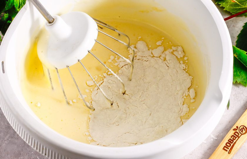 1. Этап. Лимонно-ягодный торт: Добавьте пшеничную муку и вмешайте ее венчиком или силиконовой лопаткой, но не взбивайте.