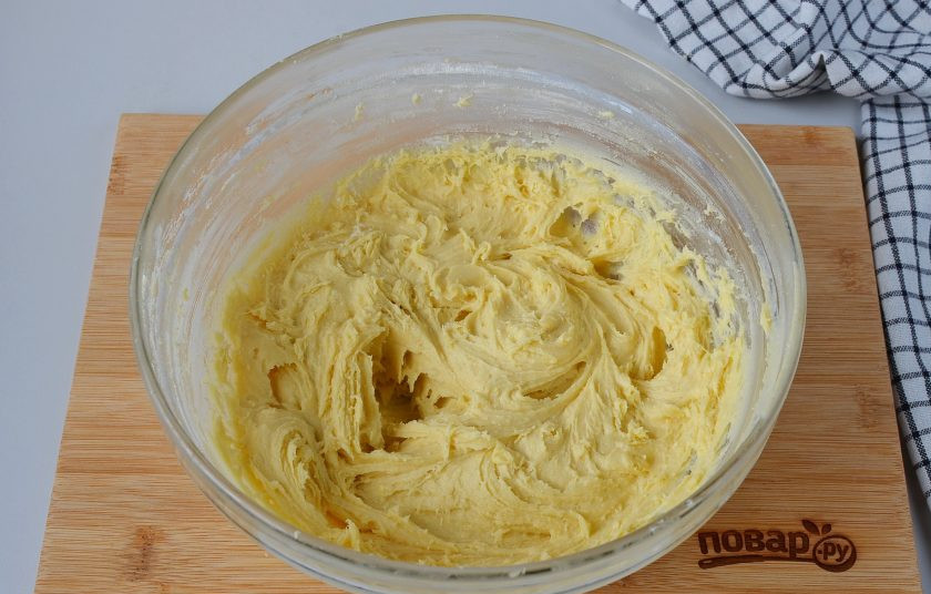 1. Этап. Пирог с клюквой и штрейзельной крошкой: По желанию добавьте в тесто ванильный сахар или ванилин. Тесто должно получиться мягкое, однородное, с ярким сливочным ароматом.