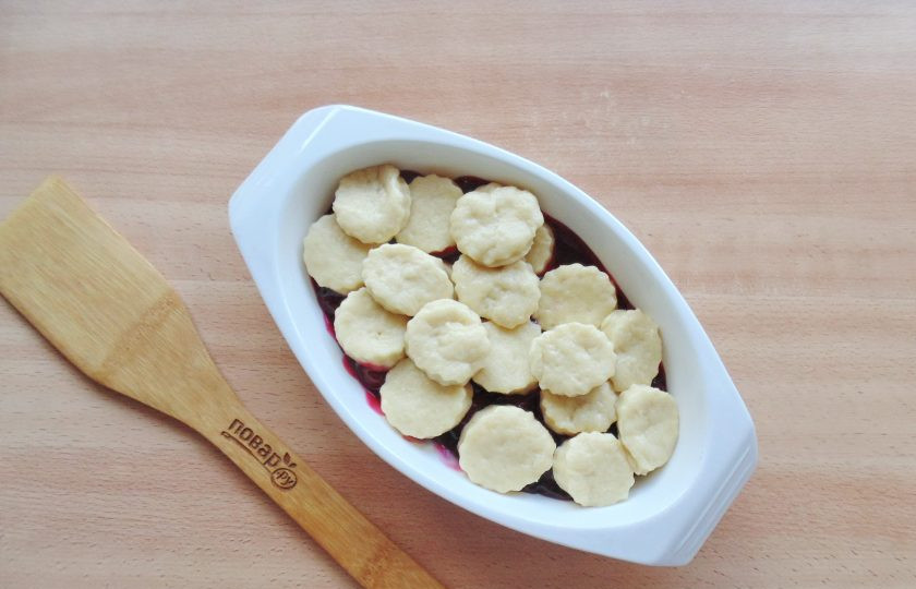 1. Этап. Вишневый коблер: Тесто раскатайте в пласт, и с помощью формы нарежьте кружки. Выложите их на вишню.