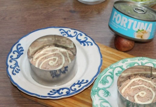 1. Этап. Слоеный салат с авокадо, тунцом, черри: 10. Первым слоем выкладываем тунец и смазываем майонезом.