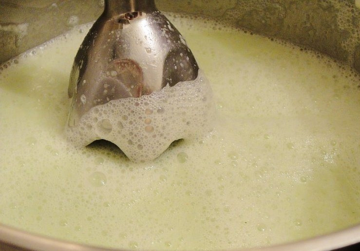 1. Этап. Холодный суп с огурцом: При помощи блендера все измельчаем до однородной массы.