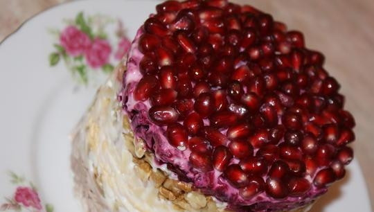 1. Этап. Салат Гранатовый браслет с сыром: В самом конце украсьте салат зёрнами граната. Снимите форму с блюда. Приятного аппетита!