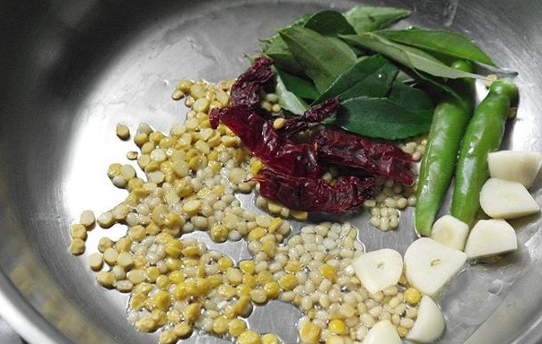 1. Этап. Закуска со свеклой: В сковороде разогрейте масло. Выложите в него Чана дал, Урад дал, листья карри, весь перец и разрезанный на большие дольки чеснок.