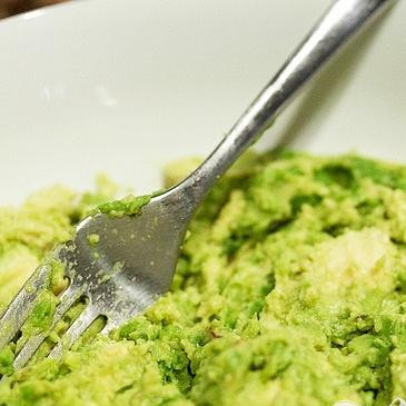 1. Этап. Гуакамоле на гриле: 2. Переложить обжаренные авокадо в большую миску.