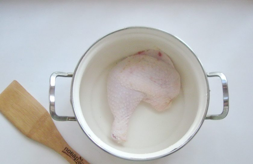 1. Этап. Суп Харчо с пшеном: Курицу помойте, выложите в кастрюлю и залейте водой.