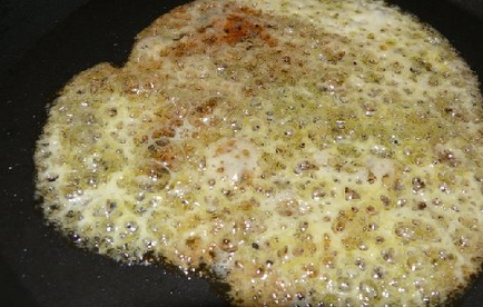 1. Этап. Салат в сырной корзинке: 2. Эту лужицу аккуратно вылавливаем и помещаем на стакан. Края опустятся, потом высохнут в таком положении - и получим корзинку!