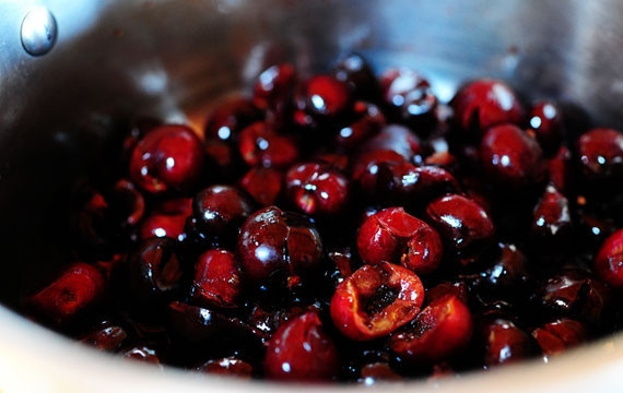 1. Этап. Вишневый щербет в мороженице: 1. В сотейник или кастрюльку отправьте ягоды.