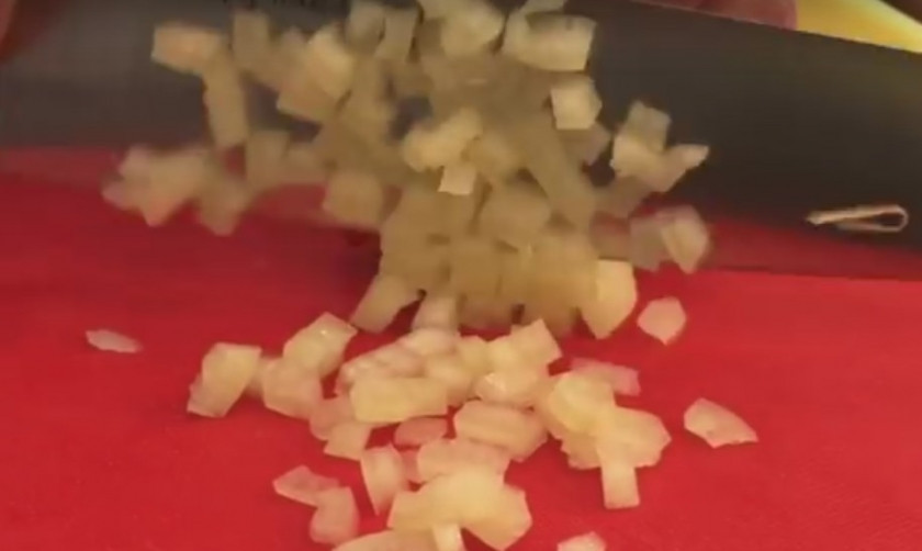 1. Этап. Голубцы в виноградных листьях: 3. Болгарский перец нарежьте кубиками и добавьте в сковороду с луком, когда он начнет золотиться. Пусть томится на среднем огне.