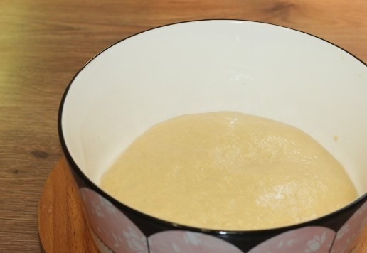 1. Этап. Сдобный пасхальный хлеб с тремя начинками: 9. Смазываю миску и тесто растительным маслом, накрываю и убираю в теплое место для подъема теста в 2-2,5 раза на 1-1,5 часа.