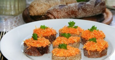 1. Этап. Салат из моркови и сыра: Выкладываем салат на ломтики хлеба и украшаем зеленью. Красиво?:) И вкусно!