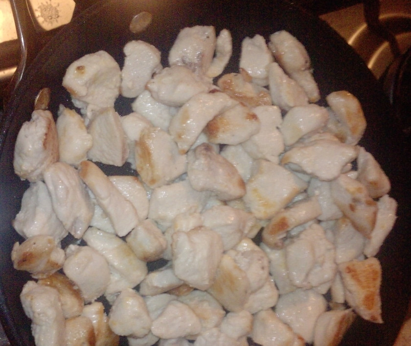 1. Этап. Цветная капуста с курицей, запеченная в духовке: 3. Куриное филе нарезаем небольшими кусочками и добавляем в сковороду к луку. Обжариваем еще минут 10.