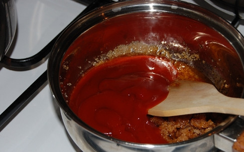 1. Этап. Куриные крылья барбекю: Добавляем кетчуп (можно домашний, можно магазинный).